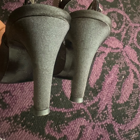 Mootsies Tootsies Black sling back peep toe heels. Size 7 - Picture 10 of 12